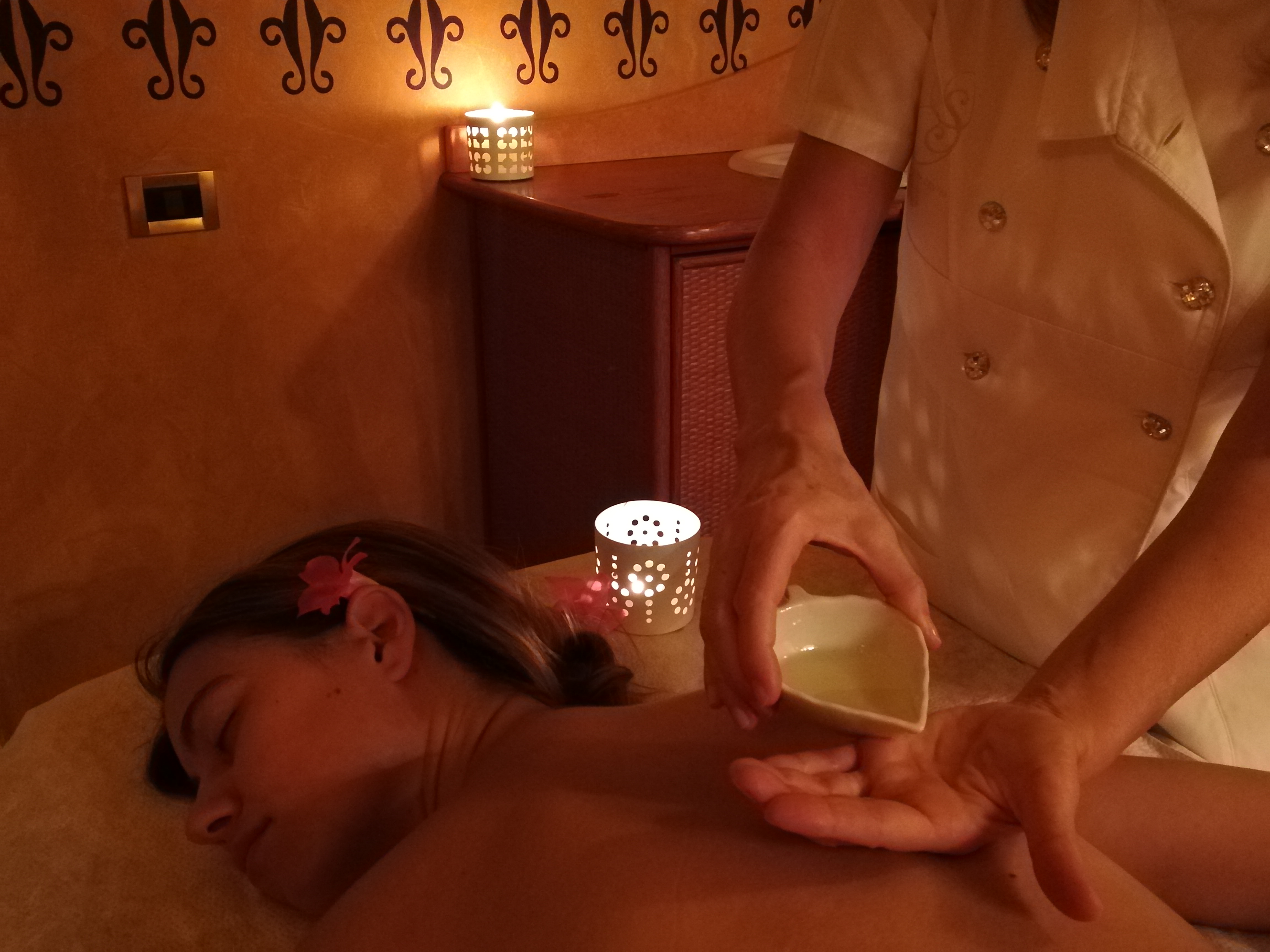 Massaggio rilassante corpo con olio caldo